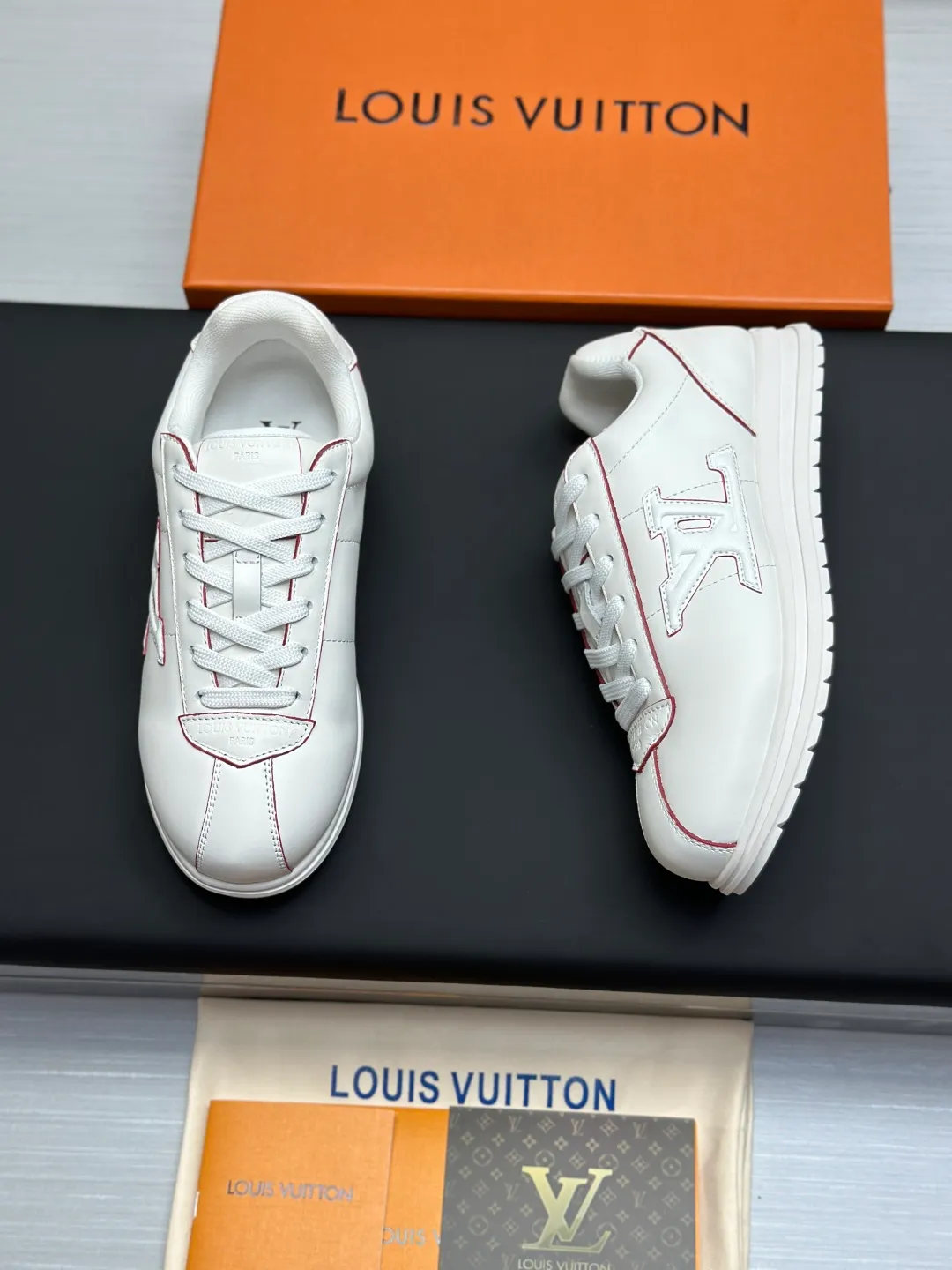 👟👟Ex-factory price 680👟👟 Full set of packaging with airplane box💰Top version LV-Louis Vuitton-classic catwalk new style 1:1 development replica of the original version! ! The upper foot is very comfortable. It is made of luxurious materials and fine workmanship. The midsole is printed with English letters "Made in Europe". The upper is made of calfskin imported from Italy. The side is decorated with the brand's LOGO and signature. The latest latex foot pads and mesh lining make the foot feel super comfortable. The original two-color TPU combination outsole is specially provided by the original factory. Bag technology Goodyear stitched edges Fabric: Exclusive customized first-layer cowhide Accessories: Exclusive private model Vuitton logo, lining: Customized silk mesh lining - first-layer silk cowhide lining Outsole: TPU combination outsole wear-resistant, non-slip and anti-yellowing Foot pads: new latex pads-mesh sweat-absorbent Counter technology: fully computerized sewing machine wire drawing Toe box back cover Hot and cold shaping Full set of pull-top lasts with medium and low logo patterns Special counter packaging - shoelaces, certificate, card, instructions, certificate of quality, dust bag, the most complete packaging on the entire network, women's 35-40 men's 38-46 (38/46 customized, non-refundable! GD9916